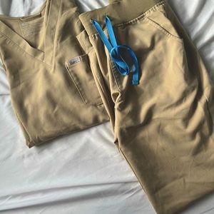 NWOT Tan Figs set in S/ ST